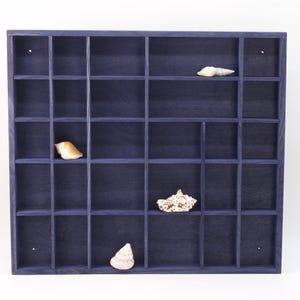 Présentoir en bois bleu marine avec 28 compartiments | Boîte à bibelots Shadow | Organiseur de bijoux en bois | Étagère suspendue divisée | Décoration d'intérieur pour chambre d'enfant