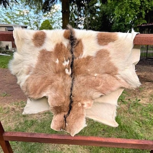 Geitenleer vloerkleed | Bruin-witte vacht | Rustieke stoelbekleding voor kajuitdecoratie