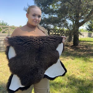 Real Sheep Hide Rug – Natural Ram Leather Pelt – Soft Sheepskin Fur – Cozy Rustic Decor – Farmhouse Accent – Warm Wool Throw