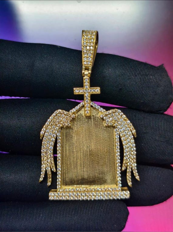 Picture Memory Pendant Round Cut Natural Tester Pass Moissanite