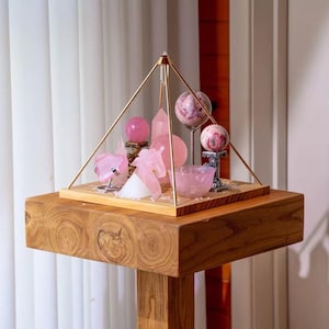 Vogel Crystal Grid Stand: Pyramid Display Shelf, Home Decor