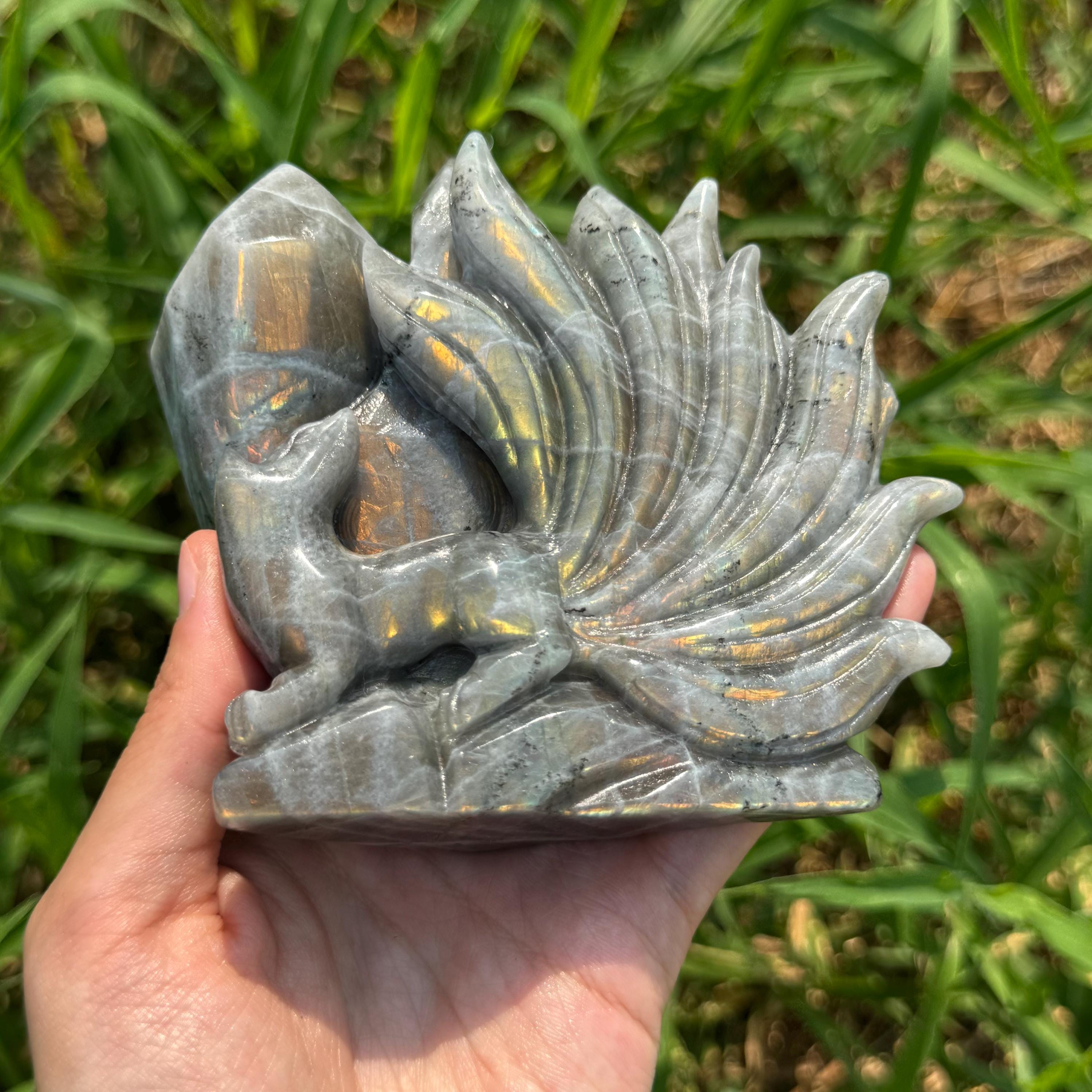 ラブラドライトのキツネの置物：水晶彫刻の九尾の彫刻 - Etsy 日本