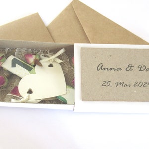 Emballage cadeau en argent romantique avec boutons de roses bio