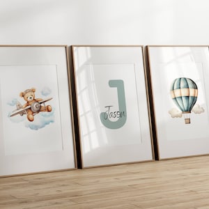Arte de pared de guardería imprimible, conjunto de 3, globo aerostático, avión, nubes, osito de peluche, monograma azul en negrita, decoración de la habitación de los niños con nombre en cursiva