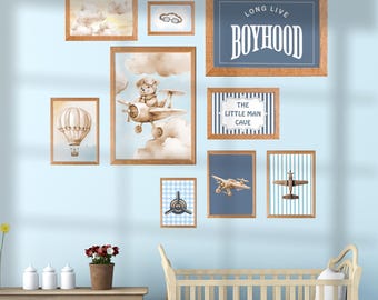 男の子の部屋用ギャラリーウォールアート - 飛行機のテディベアの印刷可能な装飾 - 小さな飛行士テーマの保育園ポスターセット - 26サイズが1つに