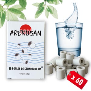 Può includere: Una scatola bianca con la scritta "AREKUSAN" e "60 PERLES DE CÉRAMIQUE EM" è accanto a un bicchiere d'acqua e a un mucchio di cilindri di ceramica bianchi. Un'etichetta rossa indica "X 60". L'immagine mostra anche uno schizzo d'acqua.