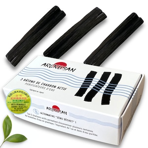 Può includere: Tre bastoncini di carbone attivo neri sono esposti sopra una scatola bianca. La scatola presenta il marchio "AREKUSAN" e testo in francese e giapponese. La scatola indica che il prodotto serve a purificare l'acqua.