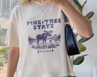 メイン州松の木の州ボックス型コンフォートカラーTシャツ | グラノーラガールスタイルTシャツ | 風変わりなムースと女の子のグラフィック | ネイチャーコアシャツ