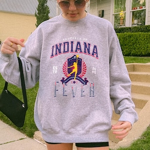 Indiana Basketball Crewneck Sweatshirt – Vintage-Style Women’s Sports Pullover for WNBA Fans, Fever Team Gift