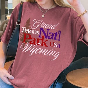 グランドティトンシャツ コンフォートカラー | グラノーラガール 美的Tシャツ | 国立公園シャツ | アウトドアハイキングシャツ | 自然愛好家へのワイオミングギフト