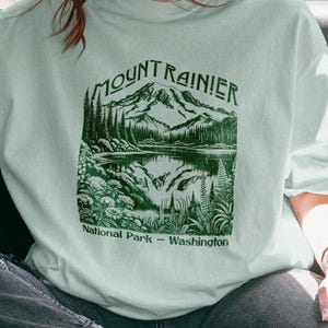 マウント・レーニア国立公園シャツ コンフォートカラー | グラノーラガール 美的ハイキングTシャツ | 自然愛好家のための山の風景グラフィックTシャツ