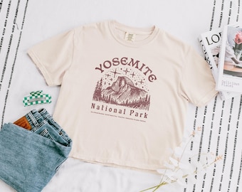 ヨセミテ国立公園のコンフォートカラーのクロップドTシャツ、グラノーラガールの美的レディースボクシーTシャツ