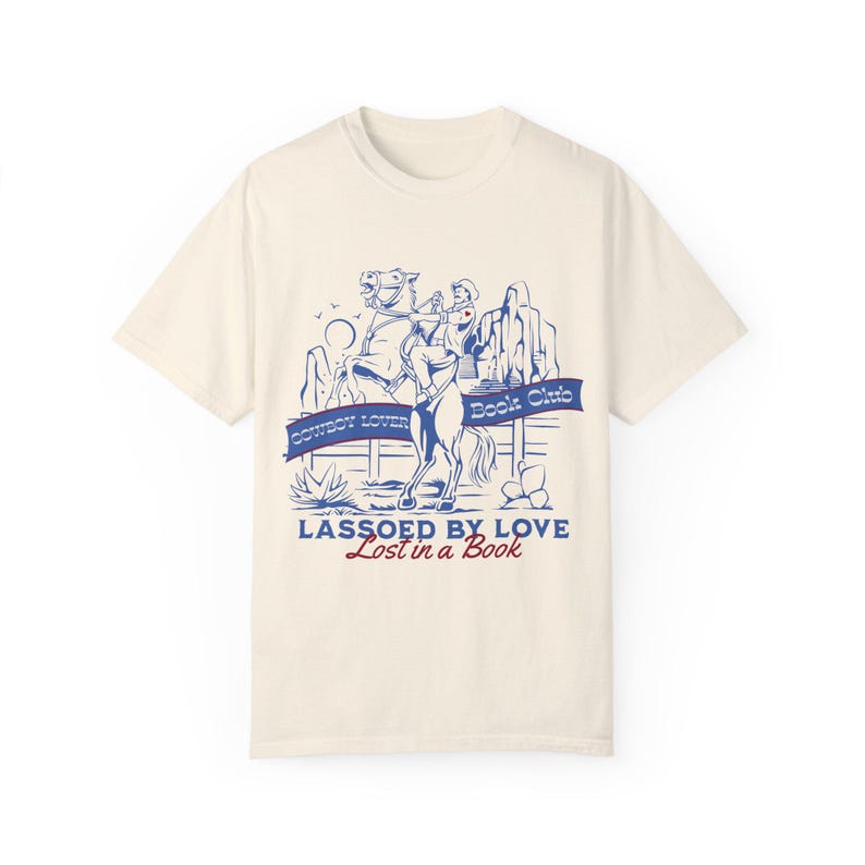 Maglietta Comfort Colors Cowboy Romance Book Club, regalo per lettori in stile western, merchandising Booktok, maglietta grafica Literary Lover Ivory