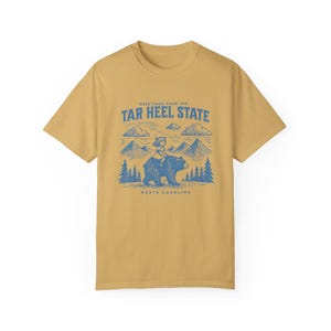 Teer hak staat comfort kleuren tshirt, eclectisch North Carolina natuurliefhebber shirt, uniseks T-shirt, vintage grafische top, uniek cadeau voor de natuur Mustard