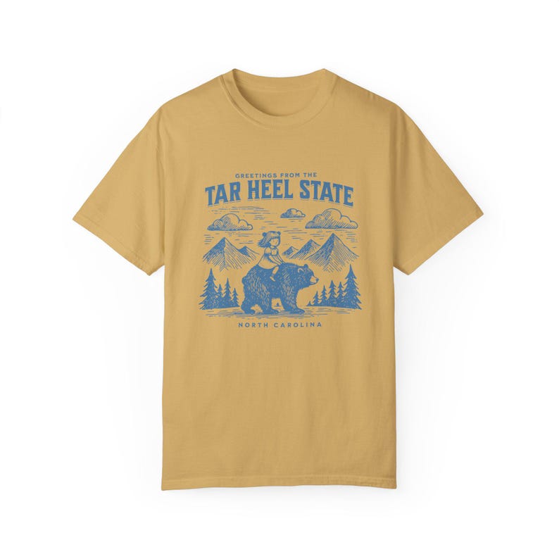 Teer hak staat comfort kleuren tshirt, eclectisch North Carolina natuurliefhebber shirt, uniseks T-shirt, vintage grafische top, uniek cadeau voor de natuur Mustard