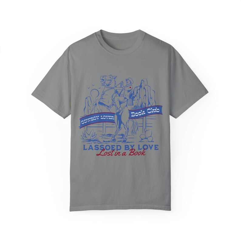 Maglietta Comfort Colors Cowboy Romance Book Club, regalo per lettori in stile western, merchandising Booktok, maglietta grafica Literary Lover Granite