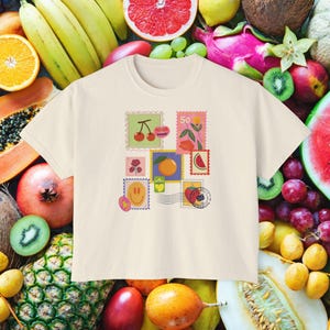 Camiseta corta con sello postal afrutado / Estampado vintage, corte cuadrado y colores cómodos, camisa retro con frutas