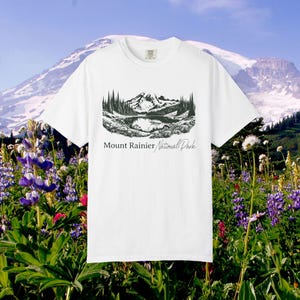 マウント・レーニア国立公園 コンフォートカラーTシャツ | ハイキング アウトドア アドベンチャー | グラノーラガール 美学、ワシントン州愛好家へのギフト、ユニセックス