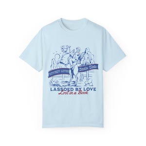 Maglietta Comfort Colors Cowboy Romance Book Club, regalo per lettori in stile western, merchandising Booktok, maglietta grafica Literary Lover Chambray