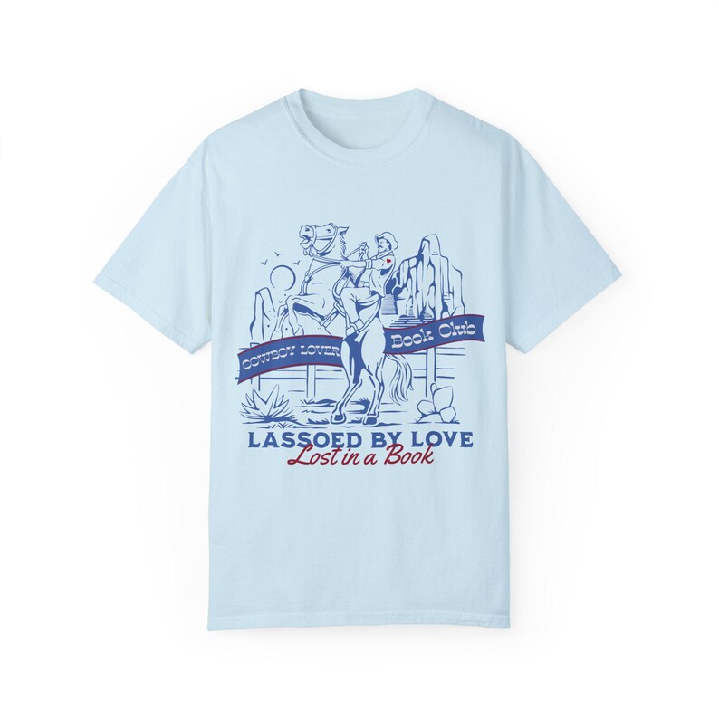 Maglietta Comfort Colors Cowboy Romance Book Club, regalo per lettori in stile western, merchandising Booktok, maglietta grafica Literary Lover Chambray