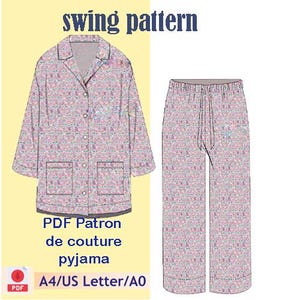 Könnte beinhalten: Ein Schnittmuster für einen Swing-Pyjama. Das Schnittmuster beinhaltet ein langärmeliges Oberteil mit Knopfleiste und eine Hose. Das Schnittmuster ist auf rosa Papier mit einem Blumenmuster gedruckt. Der Text "swing pattern" ist oben auf der Seite in Blau gedruckt. Der Text "PDF Patron de couture pyjama A4/US Letter/A0" ist unten auf der Seite gedruckt.