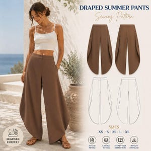 Peut inclure: Un patron de couture numérique pour pantalon d'été drapé, présentant un pantalon marron à jambes larges avec un design fendu sur le devant. L'image inclut des dessins techniques, le texte DRAPED SUMMER PANTS et les tailles XS à XL.
