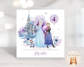Puede incluir: Una tarjeta de cumpleaños con una ilustración de acuarela de Elsa y Anna de Frozen, de pie frente a un castillo. La tarjeta tiene un globo morado con el número 4. El texto de la tarjeta dice "Feliz 4º cumpleaños a una hermosa nieta Mollie".