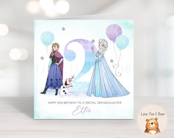 Puede incluir: Una tarjeta de cumpleaños con una ilustración de acuarela de Elsa y Anna de Frozen, con un gran número 2 y globos. La tarjeta dice "Feliz cumpleaños número 2 a una nieta especial Ettie" y "Lola, Fox & Bear".