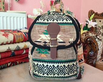 Türkischer Kilim Teppich gemusterter Rucksack, Bohostyle ethnische Tasche für Frauen, anatolischer Boho Vintage Schulreiserucksack, bunte Geschenktasche