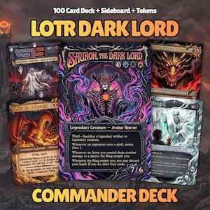 Puede incluir: Un mazo de 100 cartas, banquillo y fichas titulado LOTR DARK LORD COMMANDER DECK. La carta central muestra a Sauron, el Señor Oscuro con llamas púrpuras y rosas. Las cartas circundantes incluyen a Saruman, Smaug y un Nazgûl, con ilustraciones de personajes de fantasía y texto de juego.