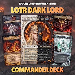 Può includere: Un mazzo da 100 carte, sideboard e pedine intitolato LOTR DARK LORD COMMANDER DECK. Le carte presentano illustrazioni di Saruman, Smaug, Sauron e un Nazgul. La carta centrale mostra il volto diviso di un elfo e di una figura oscura.