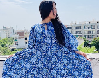 Robe longue fluide bleu riche / robe longue de style hippie / Manches 3/4 avec bouton / Col boutonné avec liens en coton / Robe imprimée à la main