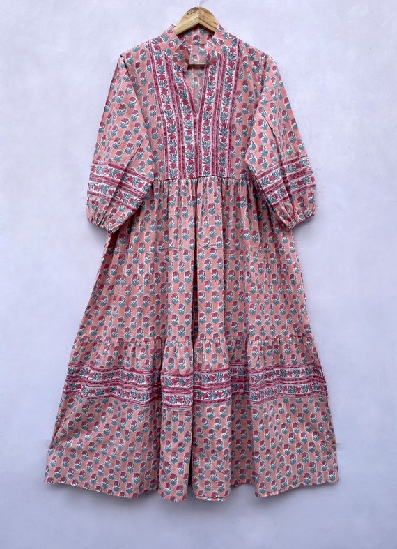 ピンクの花柄プリントの夏用ロングマキシドレス / Vネックの