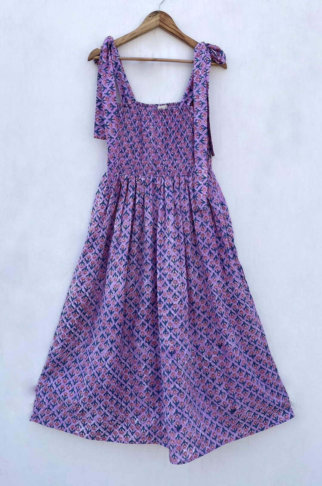 Vestido largo con tirantes y estampado de glúteos en color morado