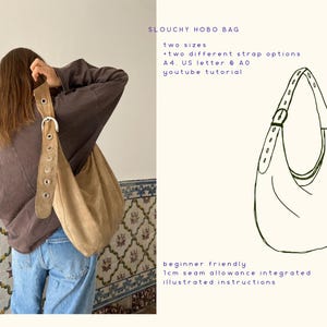 Op de afbeelding: Een beige su&egrave;de slouchy hobo tas met een brede band en zilveren gesp. De tas wordt over de schouder gedragen. Tekst op de afbeelding luidt "The Donne Bag" en "SLOUCHY HOBO BAG" met details over maten, bandopties en een YouTube-tutorial.