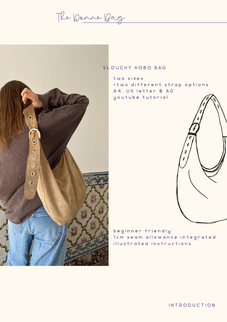 Op de afbeelding: Een beige su&egrave;de slouchy hobo tas met een brede band en zilveren gesp. De tas wordt over de schouder gedragen. Tekst op de afbeelding luidt "The Donne Bag" en "SLOUCHY HOBO BAG" met details over maten, bandopties en een YouTube-tutorial.