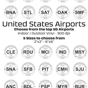 以下が含まれることがあります： アメリカ合衆国の主要空港50カ所を白黒で示したグラフィック。各空港は、空港コード、名称、標高（フィート）が記載された円形で表されています。「United States Airports」というテキストがグラフィックの上部にあり、「Choose from the top 50 Airports」というテキストがその下にあります。「Indoor / Outdoor Vinyl - 300 dpi」というテキストがその下にあります。「5 Sizes to choose from 2"x2" - 6"x6"」というテキストがその下にあります。「Don't see your airport? Let us know, we can add it.」というテキストがグラフィックの下部にあります。