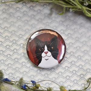 Leuke handgemaakte button pin &quot;Demon Yenf&quot; / Demon Tuxedo Cat
