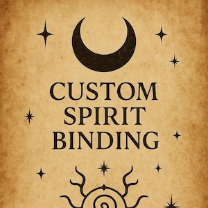 Op de afbeelding: Een vintage poster met de tekst "CUSTOM SPIRIT BINDING" in zwarte letters. Het ontwerp bevat een halve maan, een zon-achtig symbool en sterren, allemaal zwart, op een bruinachtige achtergrond.