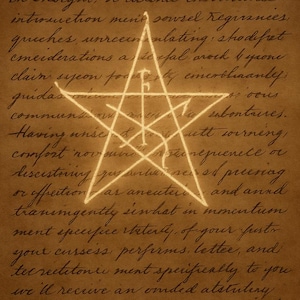 Może przedstawiać: Postarzany pergamin z odręcznym tekstem i świecącym pentagramem. Papier ma odcień sepii, a tekst jest napisany kursywą. Pentagram jest jasny, świecący na biało.
