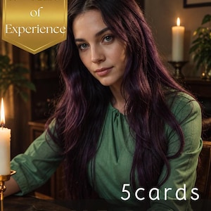 Puede incluir: Una persona con cabello largo de color púrpura oscuro viste una camisa verde de manga larga. El texto en la imagen dice 10+ Years of Experience, By Aura Palace, 5 cards y SAME DAY. La escena incluye velas encendidas en el primer plano.