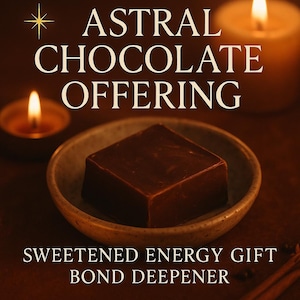 Puede incluir: Un cuadrado de chocolate negro se encuentra en un cuenco pequeño, redondo y moteado. La imagen presenta el texto "ASTRAL CHOCOLATE OFFERING" y "SWEETENED ENERGY GIFT BOND DEEPENER". Dos velas encendidas en el fondo.