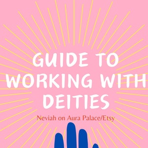 Könnte beinhalten: Ein rosa Hintergrund mit gelben Strahlen, die vom Zentrum ausstrahlen. Der Text "GUIDE TO WORKING WITH DEITIES" ist in weißen Buchstaben. Unter dem Text befindet sich der Satz "Neviah on Aura Palace/Etsy" in roten Buchstaben.