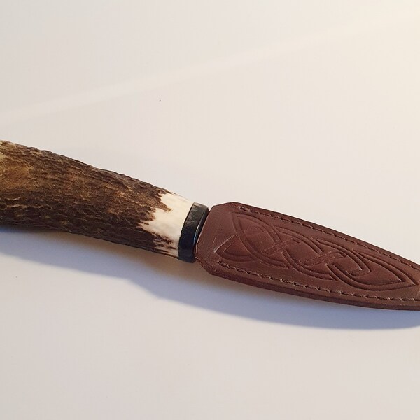 Sgian Dubh sur mesure fait main à partir de bois de cerf des Highlands écossais. Embout fabriqué à la main en corne de buffle