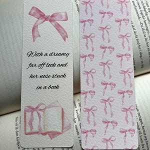 Segnalibro Coquette in carta di cotone testurizzata, realizzato a mano con illustrazioni ad acquerello rosa, nappa bifacciale, citazione da La bella e la bestia
