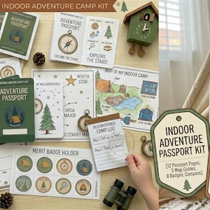 Op de afbeelding: Een indoor avonturenkampkit met een avonturenpaspoort, kaartgidsen, verdiensten en een kompas. De kit heeft een groen-witte kleurstelling met illustraties van kampeerscènes en sterren. Inclusief een koekoeksklok.