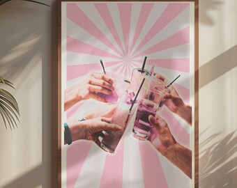 Könnte beinhalten: Ein rosa-weißer gestreifter Hintergrund mit mehreren Händen, die Gläser mit rosa und violetten Getränken hochhalten. Die Gläser haben Strohhalme und sind mit bunten Flüssigkeiten gefüllt.
