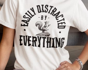 Koszulka „Łatwo rozpraszać się wszystkim” – koszulka z grafiką wiewiórki, koszulka neurodywersyfikacyjna