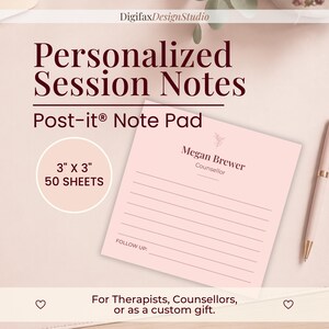 Op de afbeelding: Een vierkant lichtroze Post-it notitieblok van 7,62 cm bij 7,62 cm met 50 vellen. Het papier bevat een gedrukt bloemenicoon, de naam Megan Brewer, de titel Counsellor, horizontale lijnen om op te schrijven en een Follow Up-regel onderaan.