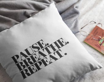Poszewka na poduszkę Pause Breathe Repeat - Dopamine Decor, Therapy Office Decor, estetyczna poszewka na poduszkę, poszewka na poduszkę do wystroju sypialni
